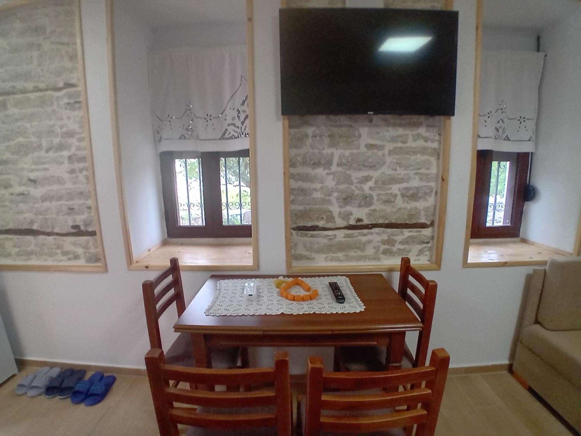 Arpet Guesthouse Гирокастра Экстерьер фото