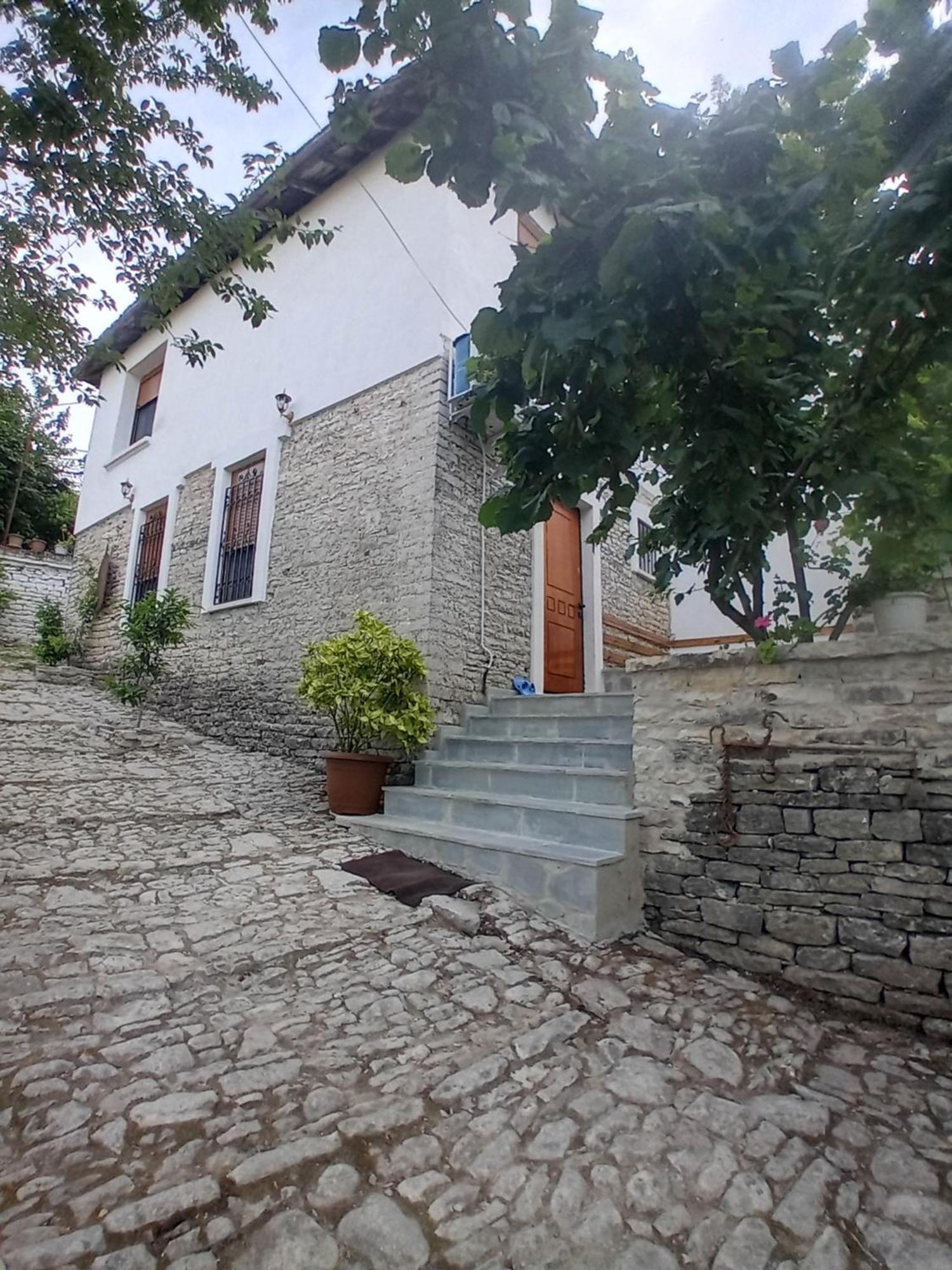 Arpet Guesthouse Гирокастра Экстерьер фото