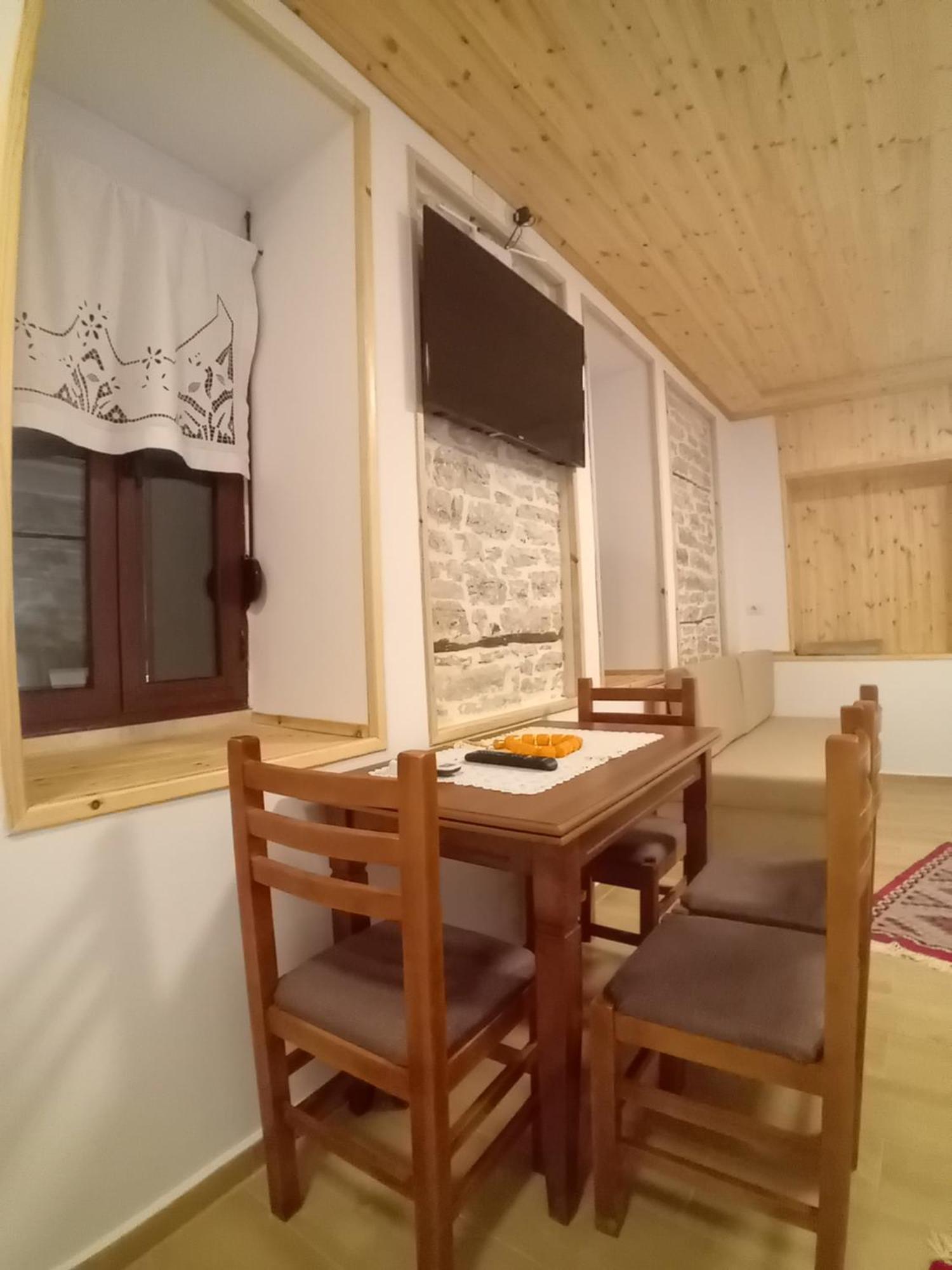 Arpet Guesthouse Гирокастра Экстерьер фото